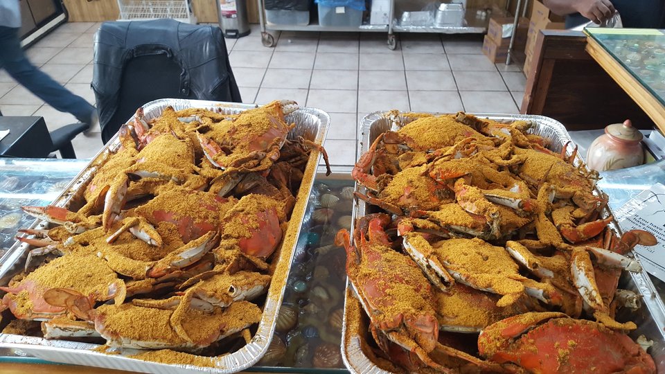 Crab and shrimp trays ready for dine-in.